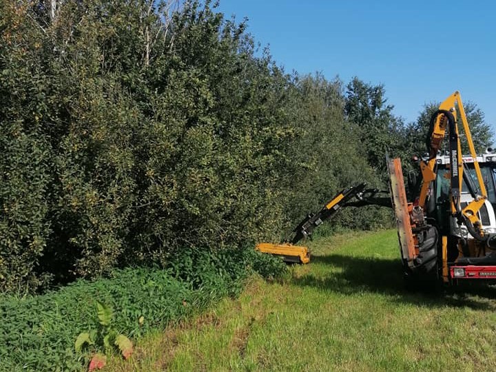 Klepelmaaien van perceelsgrens Klepelmaaien van perceelsgrens
